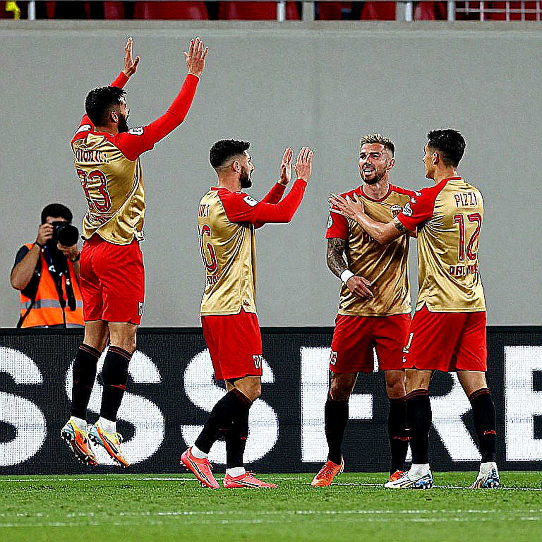 Từ khán đài: Hàn Quốc 3-0 Ecuador và hiệp hai của những điều chỉnh không tên
